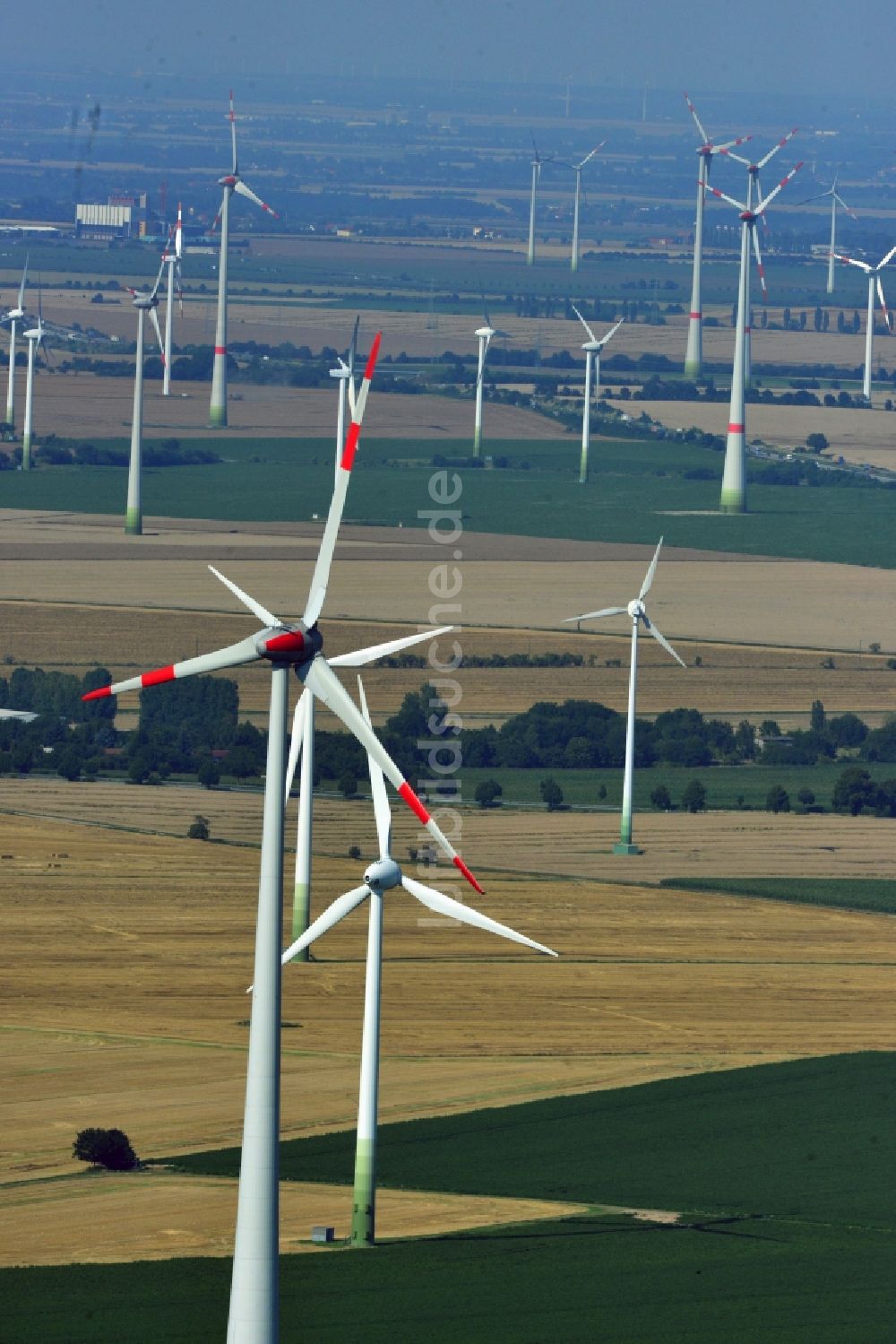 Löbitz aus der Vogelperspektive: Windräder der Windkraftwerksanlagen auf Feldern bei Löbitz im Bundesland Sachsen-Anhalt