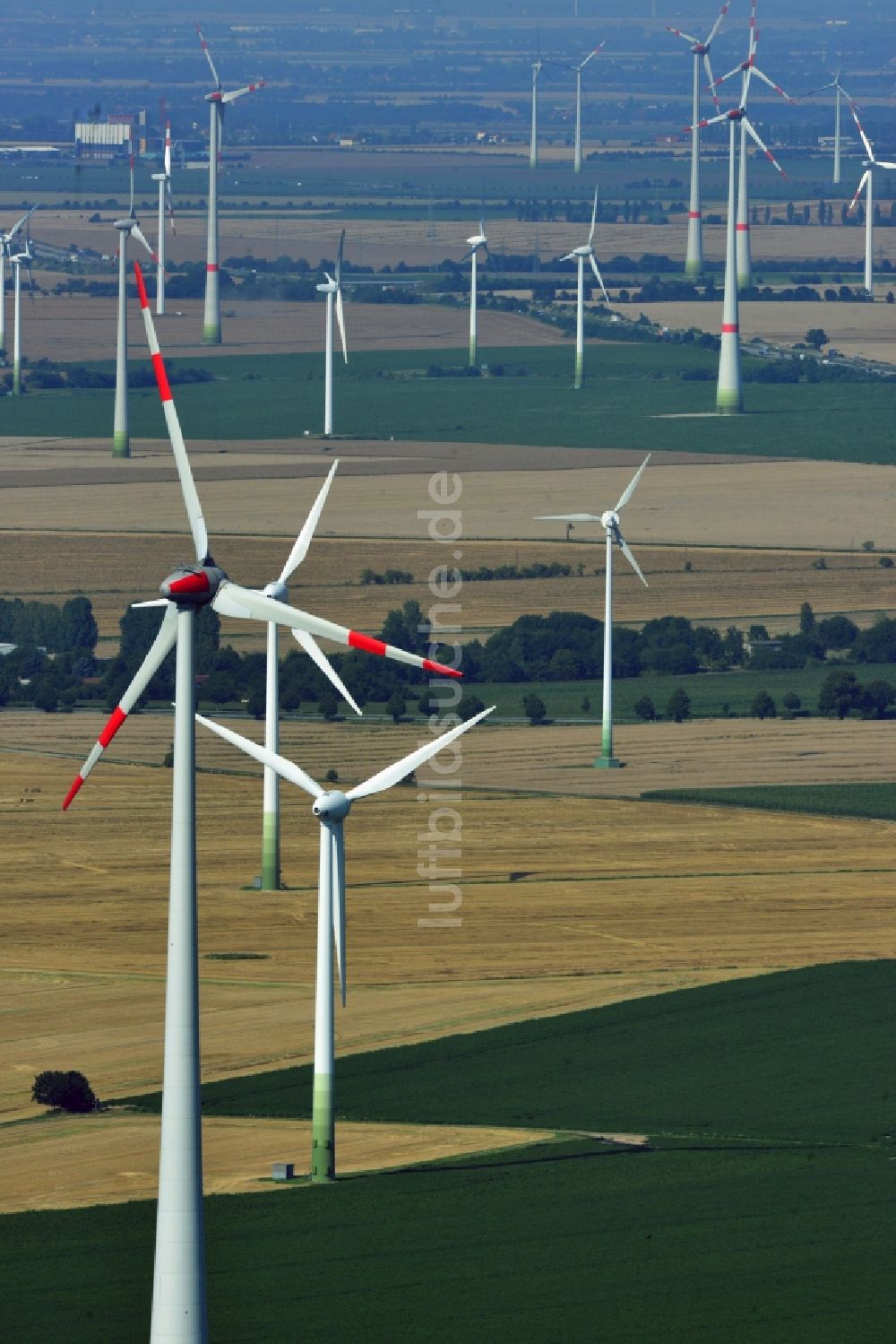 Luftbild Löbitz - Windräder der Windkraftwerksanlagen auf Feldern bei Löbitz im Bundesland Sachsen-Anhalt