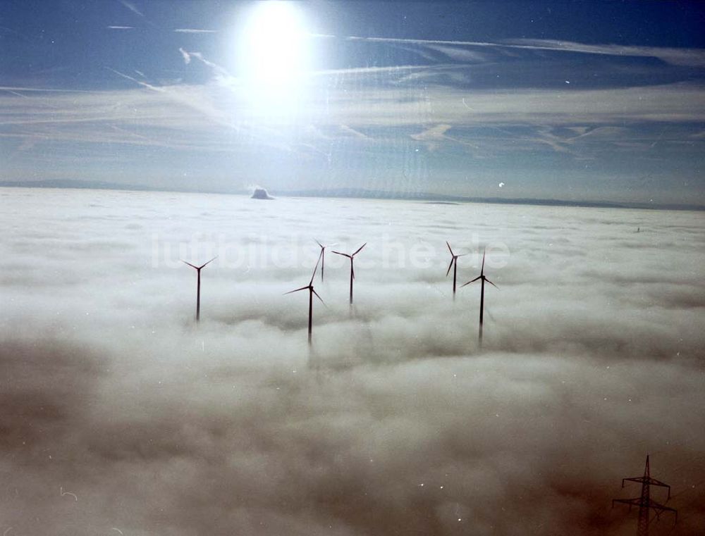 Wunsiedel aus der Vogelperspektive: Windräder in den Wolken