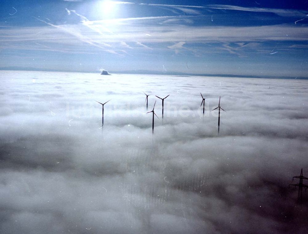 Luftaufnahme Wunsiedel - Windräder in den Wolken