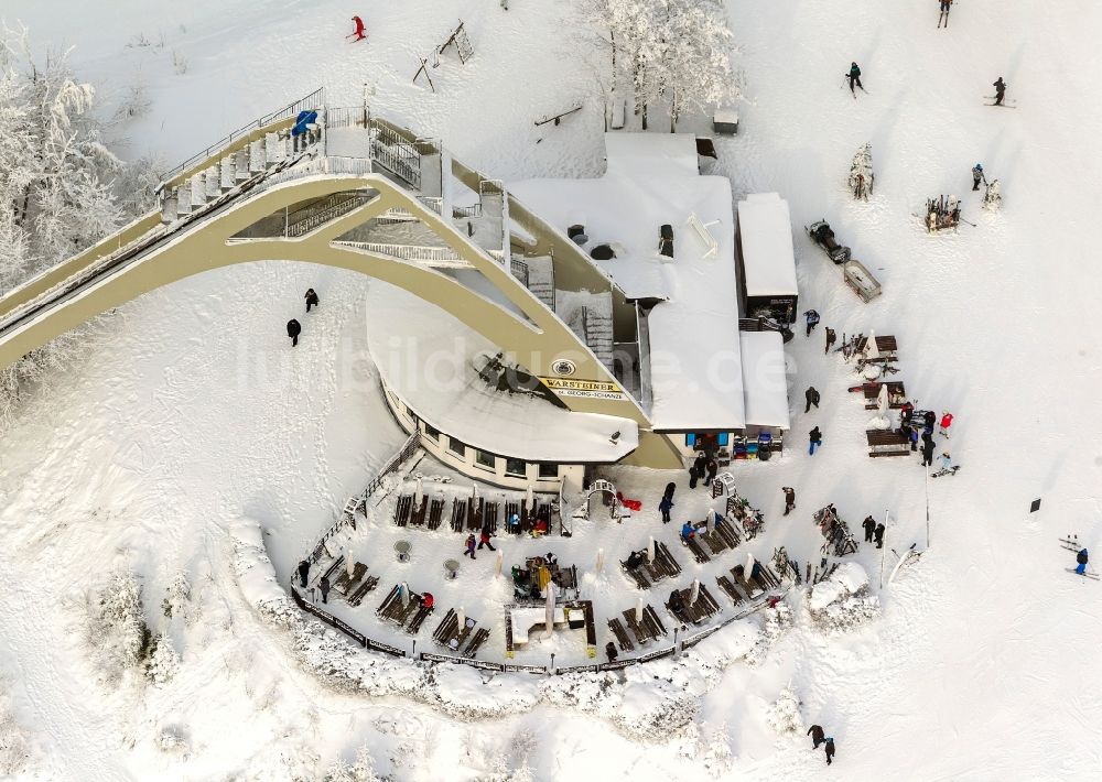 Winterberg von oben - Winter - Blick auf die mit Schnee bedeckte Sprungschanze St.Georg - Schanze und der Apres-Ski - Raststätte in Winterberg im Bundesland Nordrhein-Westfalen NRW