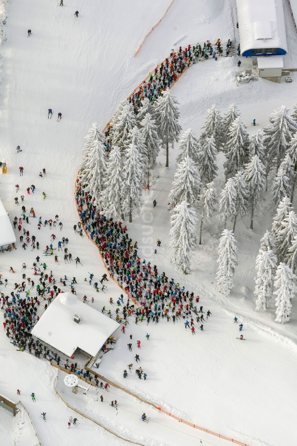 Winterberg aus der Vogelperspektive: Winter - Blick auf die mit Schnee bedeckter Skipiste und Abfahrtskigelände mit Apres-Ski - Raststätte in Winterberg im Bundesland Nordrhein-Westfalen NRW