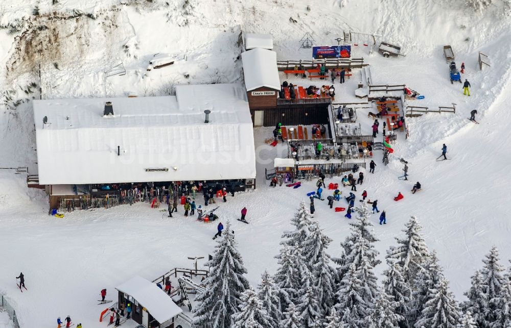 Winterberg von oben - Winter - Blick auf die mit Schnee bedeckter Skipiste und Abfahrtskigelände mit Apres-Ski - Raststätte in Winterberg im Bundesland Nordrhein-Westfalen NRW