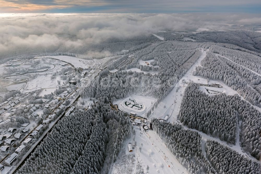 Winterberg von oben - Winter Landschaft der Bobbahn Winterberg im Hochsauerlandkreis HSK in Winterberg im Bundesland Nordrhein-Westfalen NRW