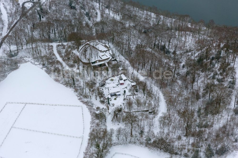 Luftaufnahme Essen - Winter - Landschaft der Burgruine Neue Isenburg im Stadtteil Bredeney in Essen in Nordrhein-Westfalen