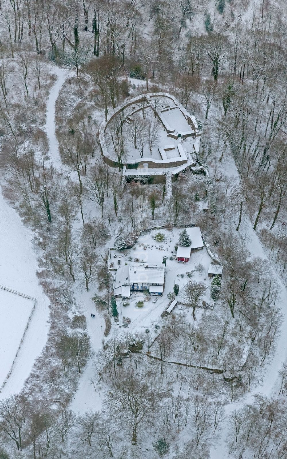 Essen von oben - Winter - Landschaft der Burgruine Neue Isenburg im Stadtteil Bredeney in Essen in Nordrhein-Westfalen