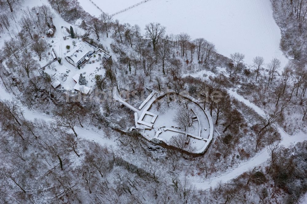 Essen aus der Vogelperspektive: Winter - Landschaft der Burgruine Neue Isenburg im Stadtteil Bredeney in Essen in Nordrhein-Westfalen