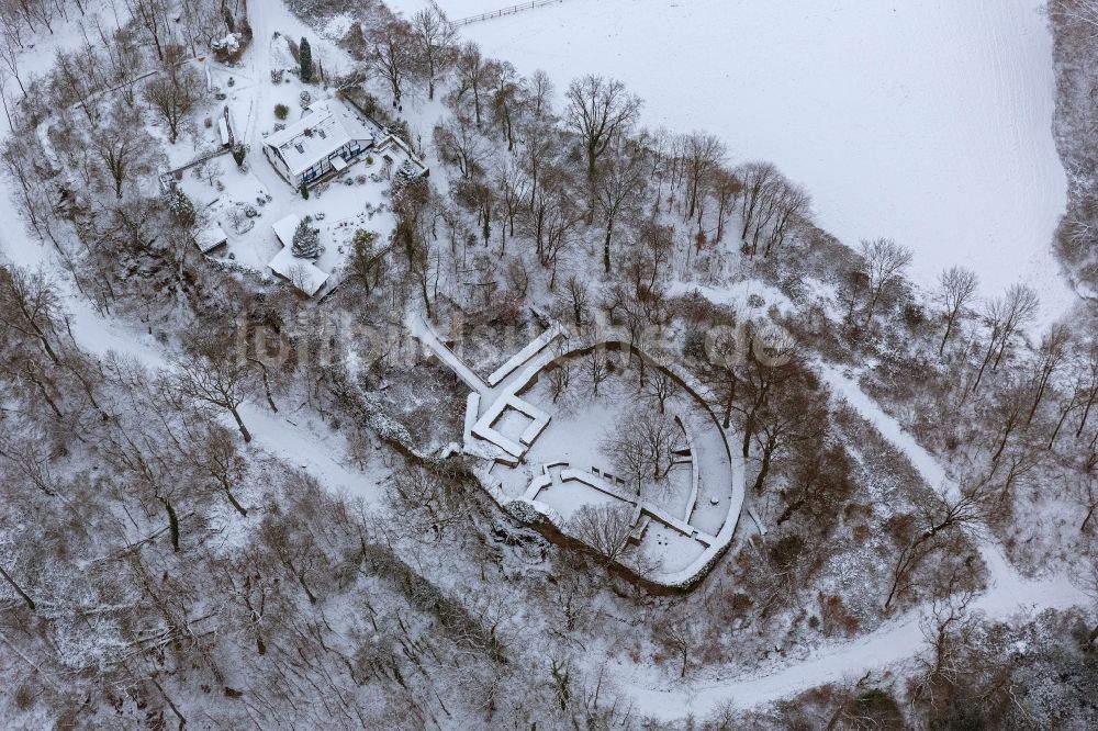 Luftbild Essen - Winter - Landschaft der Burgruine Neue Isenburg im Stadtteil Bredeney in Essen in Nordrhein-Westfalen