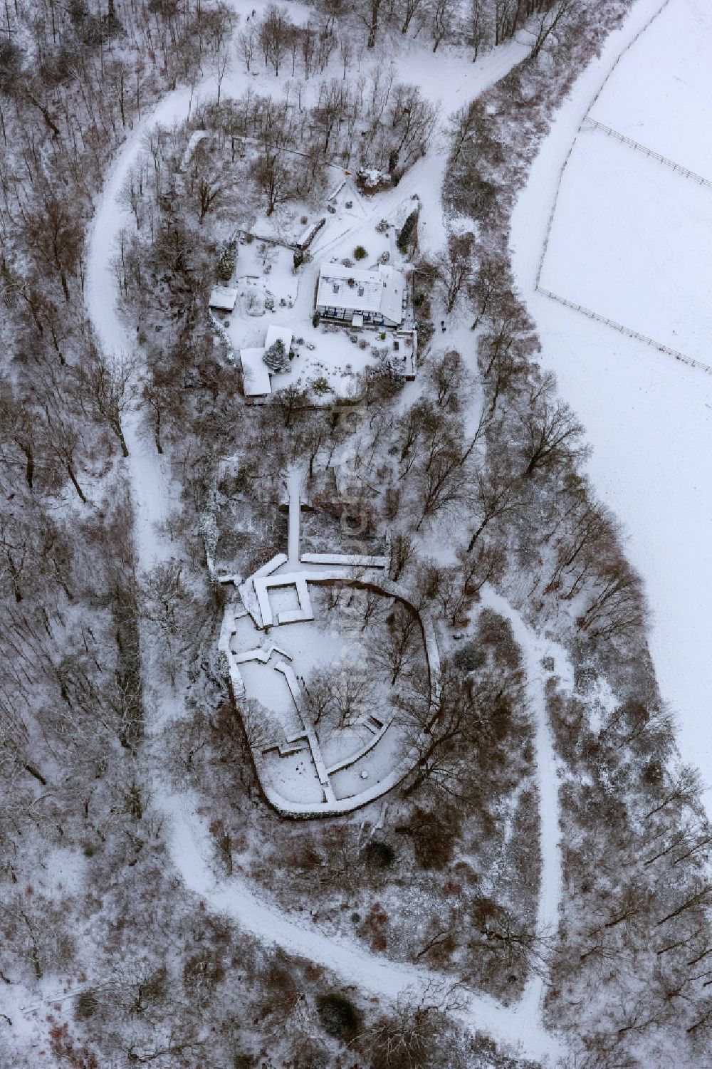 Luftaufnahme Essen - Winter - Landschaft der Burgruine Neue Isenburg im Stadtteil Bredeney in Essen in Nordrhein-Westfalen