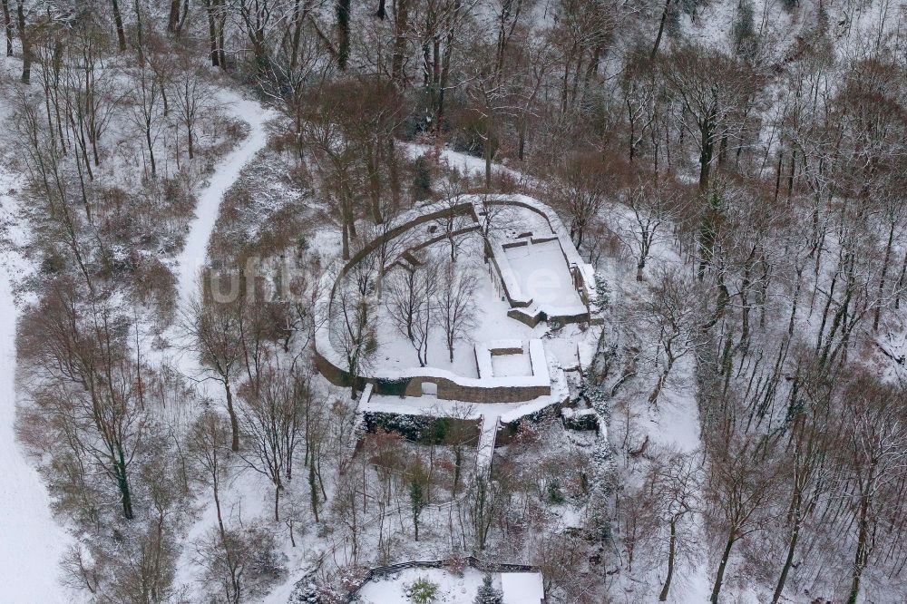 Essen von oben - Winter - Landschaft der Burgruine Neue Isenburg im Stadtteil Bredeney in Essen in Nordrhein-Westfalen