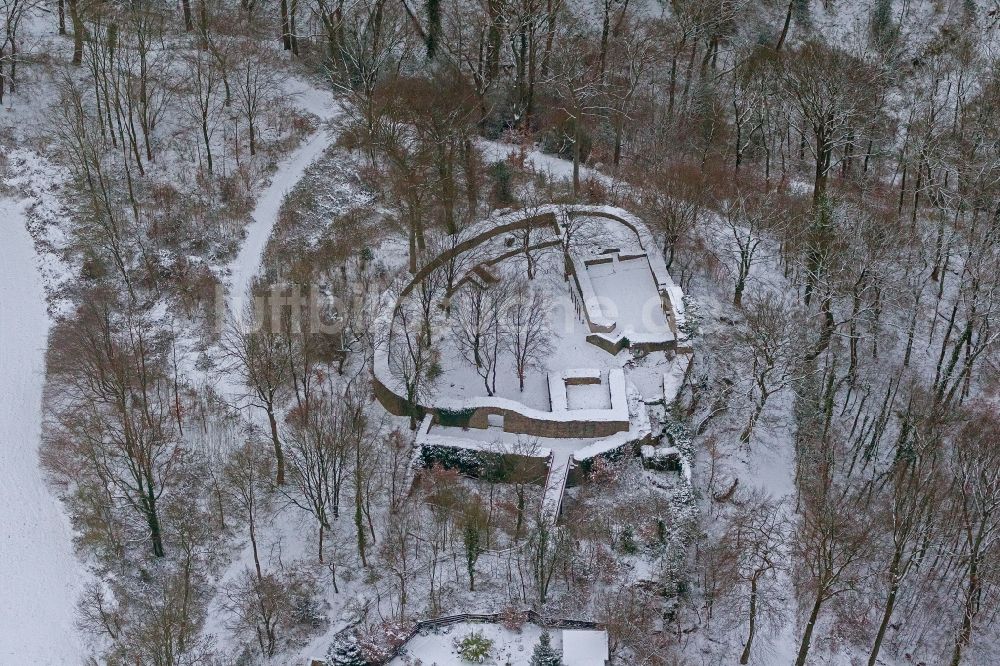 Essen aus der Vogelperspektive: Winter - Landschaft der Burgruine Neue Isenburg im Stadtteil Bredeney in Essen in Nordrhein-Westfalen