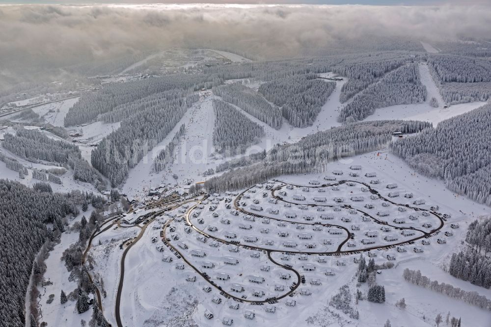 Winterberg aus der Vogelperspektive: Winter Landschaft des Landal Ferienpark in der Winterberger Büre in Winterberg im Bundesland Nordrhein-Westfalen NRW