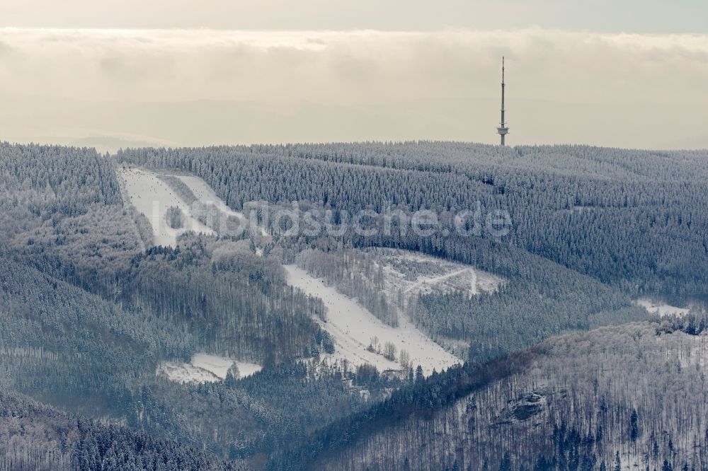 Bödefeld von oben - Winter - Landschaft des mir Schnee bedeckten Schmallenberg im Wintersportgebiet Hochsauerland im Sauerland im Bundesland Nordrhein-Westfalen NRW