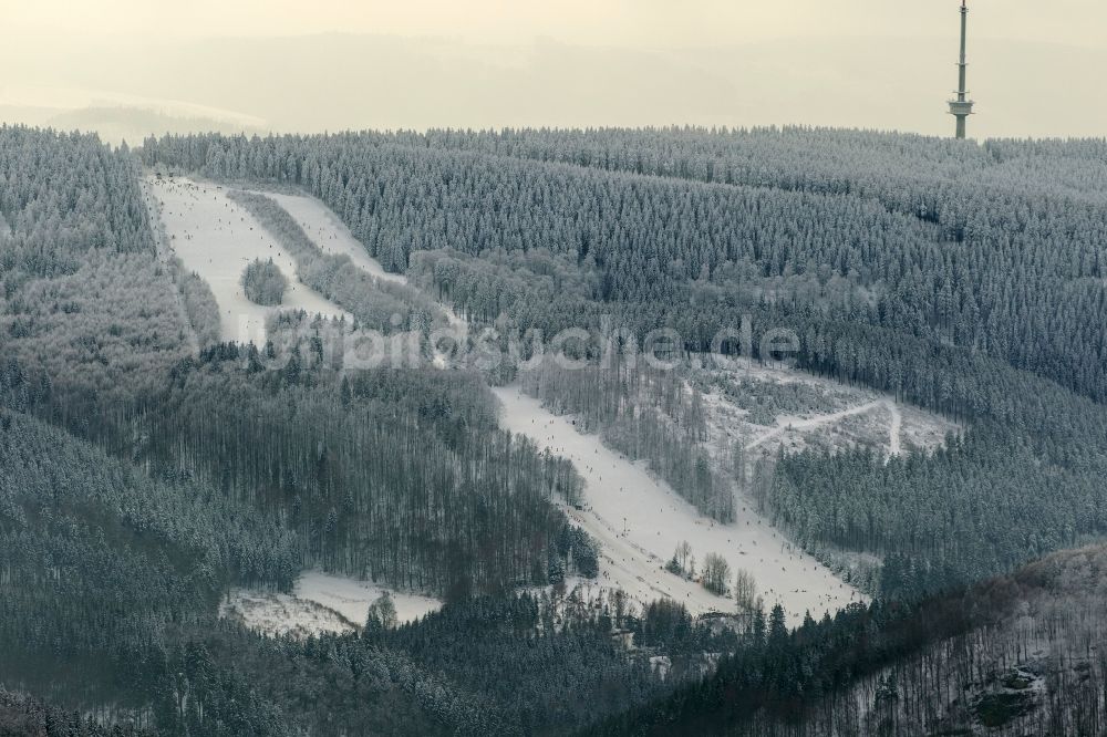 Bödefeld aus der Vogelperspektive: Winter - Landschaft des mir Schnee bedeckten Schmallenberg im Wintersportgebiet Hochsauerland im Sauerland im Bundesland Nordrhein-Westfalen NRW