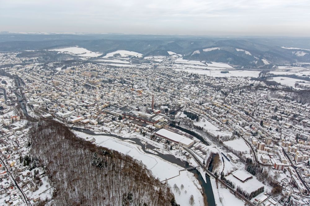 Luftaufnahme Arnsberg - Winter Landschaft der mit Schnee bedeckte Stadtgebiet von Arnsberg im Bundesland Nordrhein-Westfalen NRW