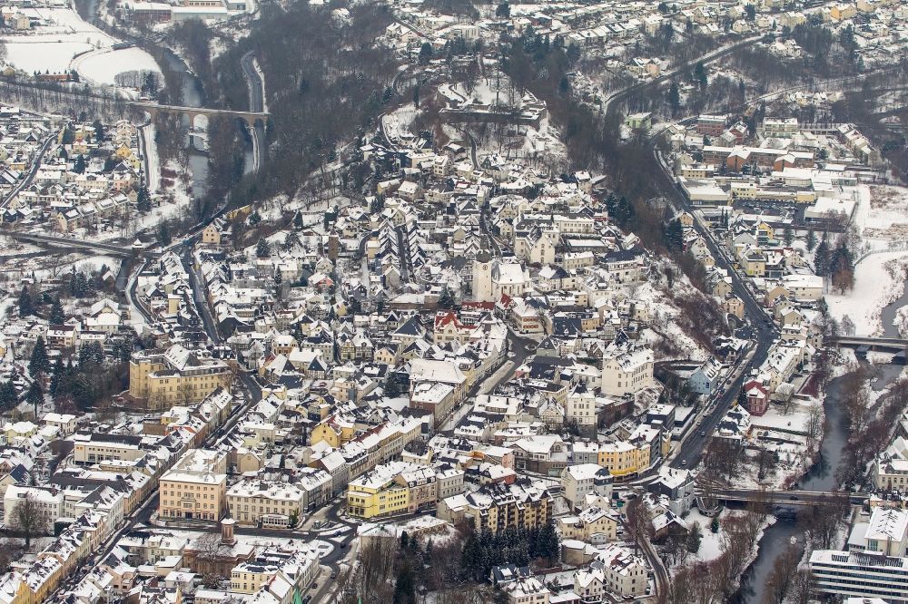 Arnsberg von oben - Winter Landschaft der mit Schnee bedeckte Stadtgebiet von Arnsberg im Bundesland Nordrhein-Westfalen NRW