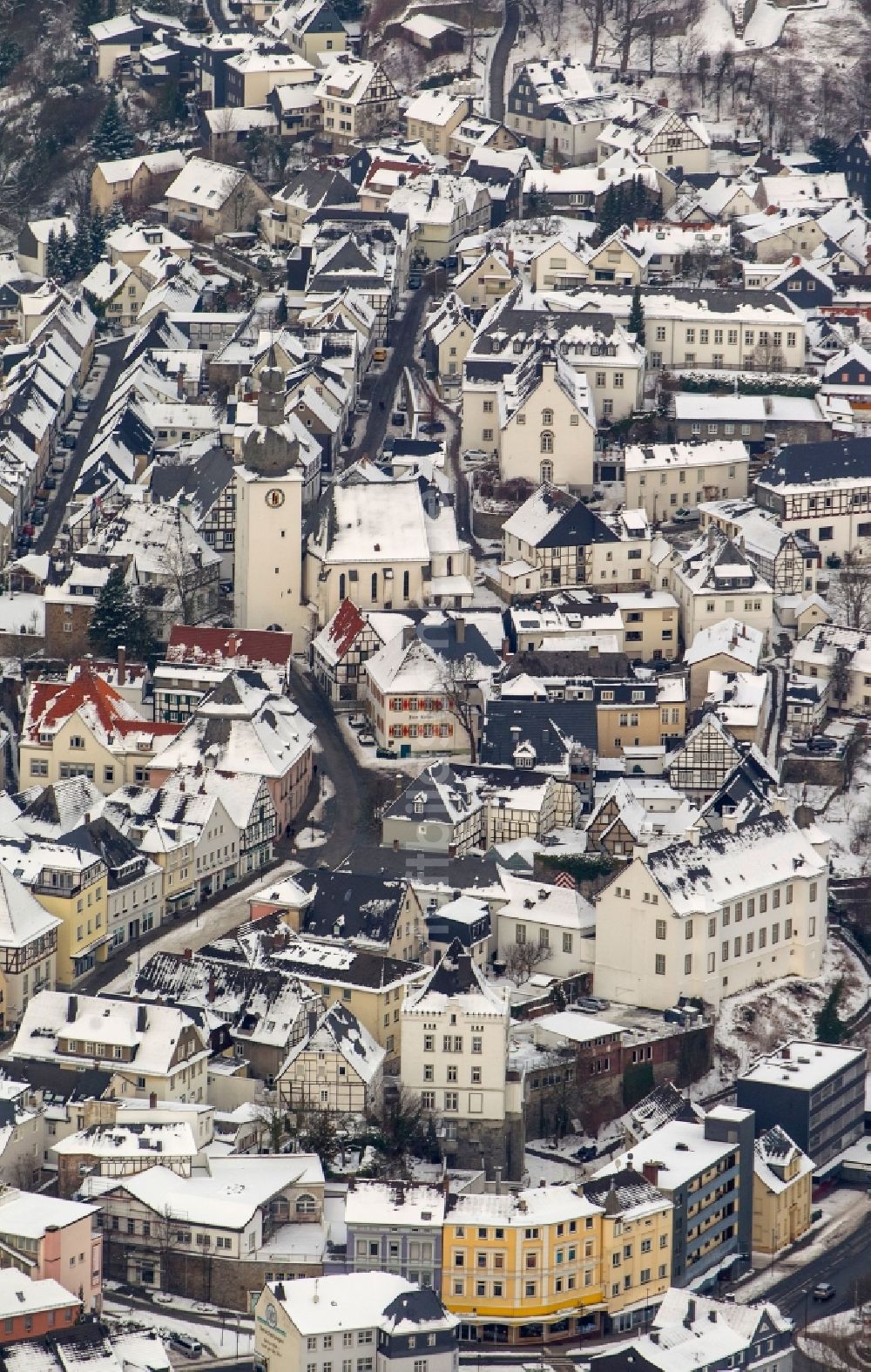 Arnsberg aus der Vogelperspektive: Winter Landschaft der mit Schnee bedeckte Stadtgebiet von Arnsberg im Bundesland Nordrhein-Westfalen NRW