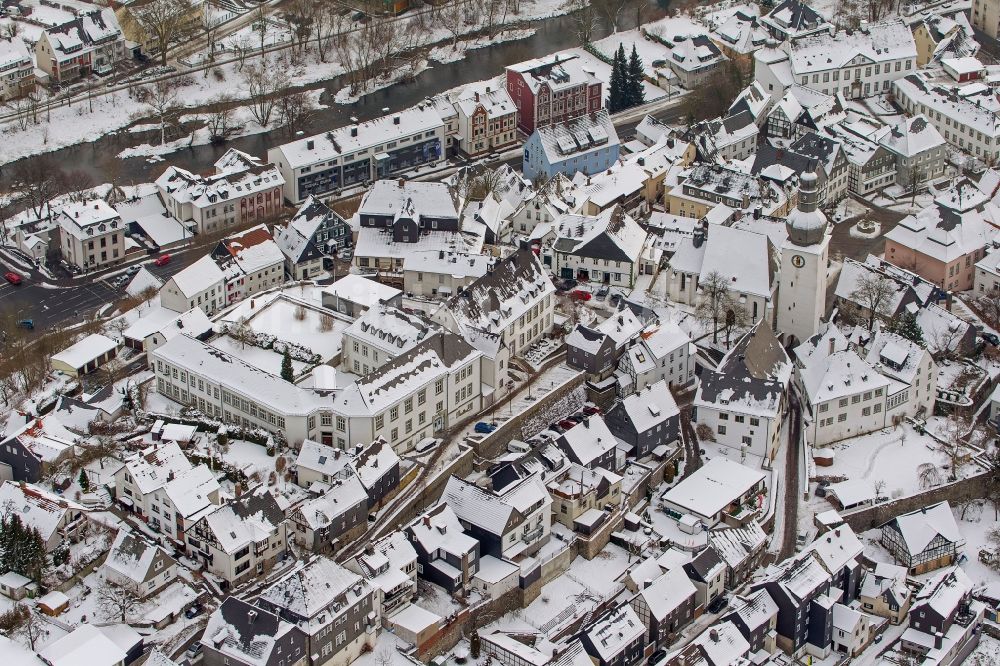 Luftbild Arnsberg - Winter Landschaft der mit Schnee bedeckten Altstadt mit Glockenturm von Arnsberg im Bundesland Nordrhein-Westfalen NRW