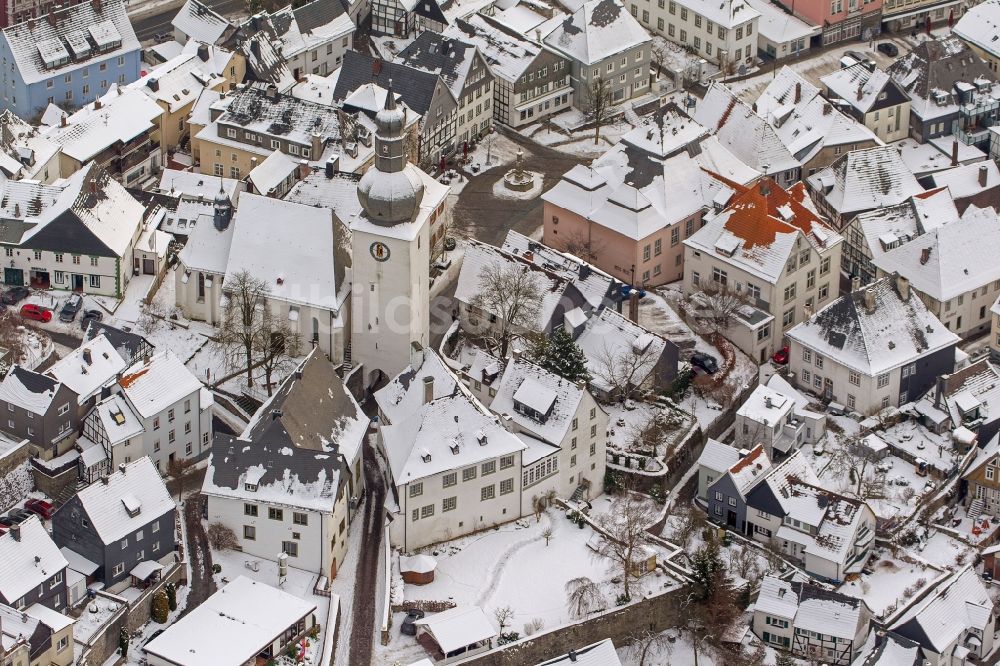 Luftaufnahme Arnsberg - Winter Landschaft der mit Schnee bedeckten Altstadt mit Glockenturm von Arnsberg im Bundesland Nordrhein-Westfalen NRW