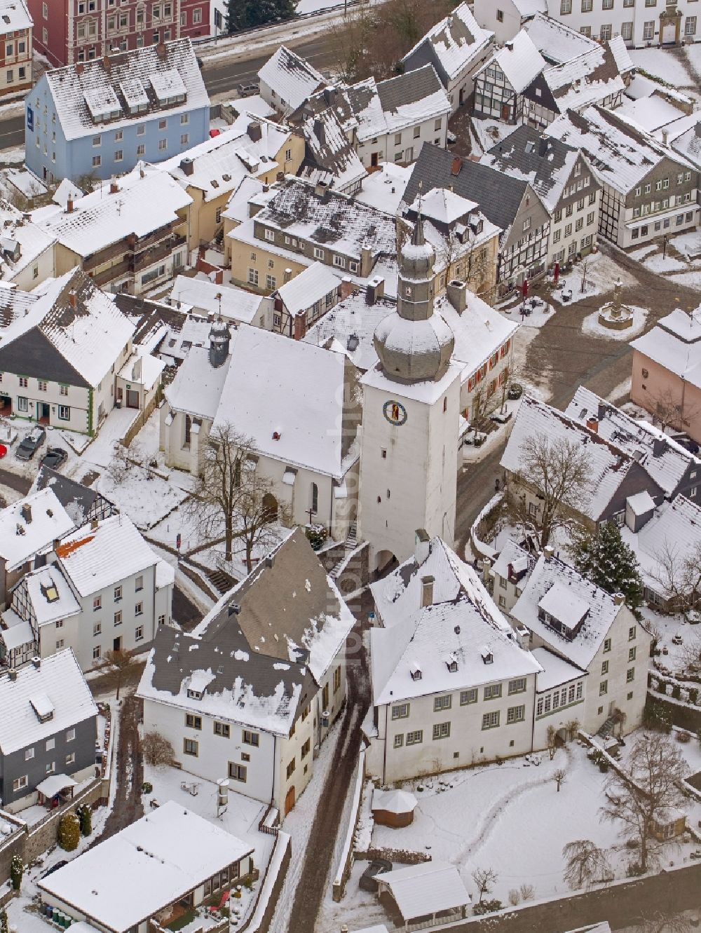 Arnsberg von oben - Winter Landschaft der mit Schnee bedeckten Altstadt mit Glockenturm von Arnsberg im Bundesland Nordrhein-Westfalen NRW