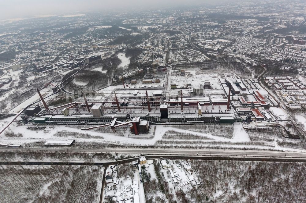 Luftbild Essen - Winter - Landschaft des mit Schnee bedeckten Areal der Kokerei und der Zeche Zollverein im Ruhrgebiet in Essen im Bundesland Nordrhein-Westfalen