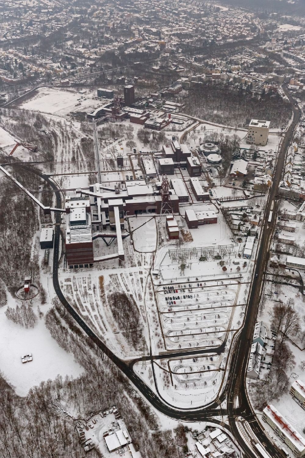 Luftaufnahme Essen - Winter - Landschaft des mit Schnee bedeckten Areal der Kokerei und der Zeche Zollverein im Ruhrgebiet in Essen im Bundesland Nordrhein-Westfalen