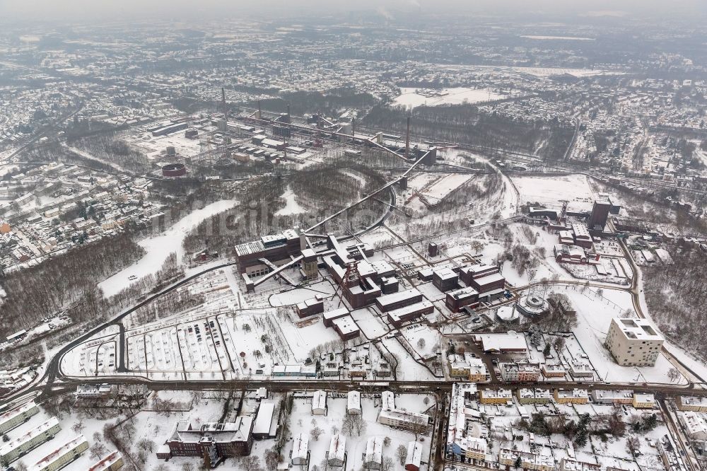 Essen von oben - Winter - Landschaft des mit Schnee bedeckten Areal der Kokerei und der Zeche Zollverein im Ruhrgebiet in Essen im Bundesland Nordrhein-Westfalen