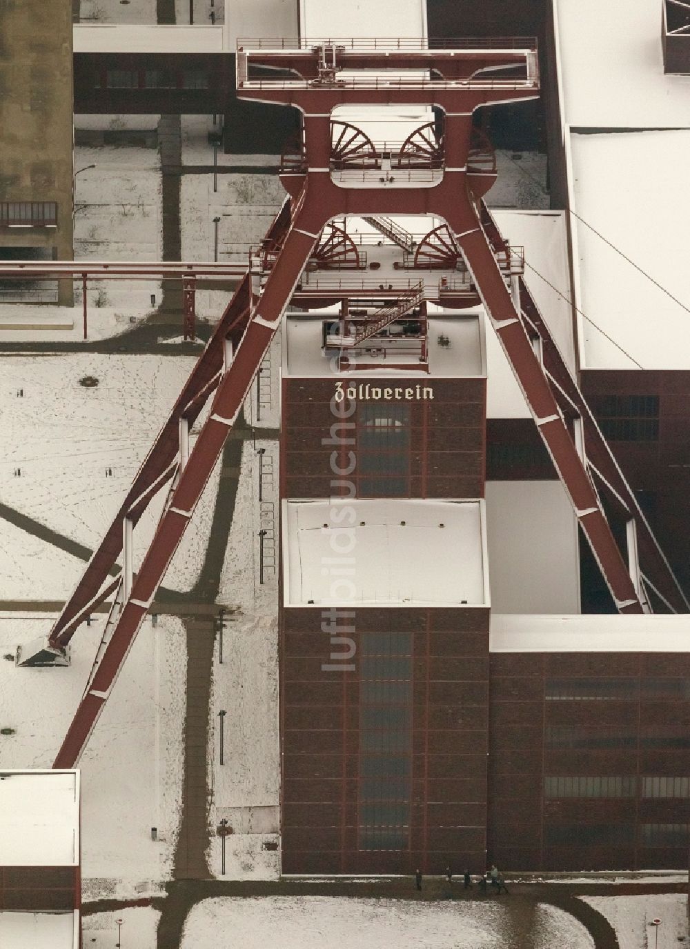 Luftaufnahme Essen - Winter - Landschaft des mit Schnee bedeckten Areal der Kokerei und der Zeche Zollverein im Ruhrgebiet in Essen im Bundesland Nordrhein-Westfalen