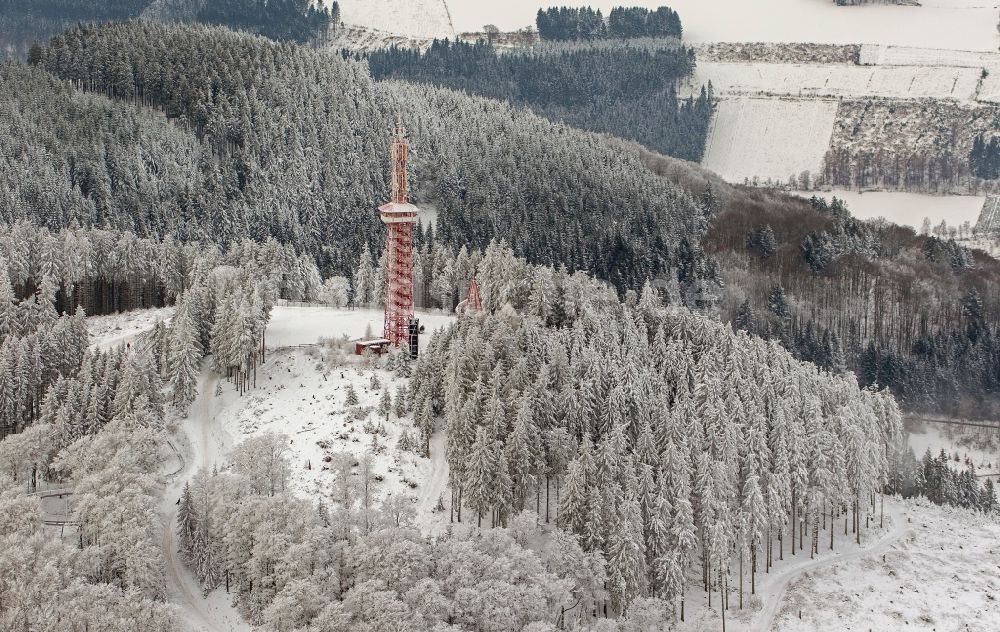 Luftaufnahme Olsberg - Winter Landschaft der mit Schnee bedeckten Aussichtsturm / Stueppel - Turm bei Olsberg im Bundesland Nordrhein-Westfalen NRW