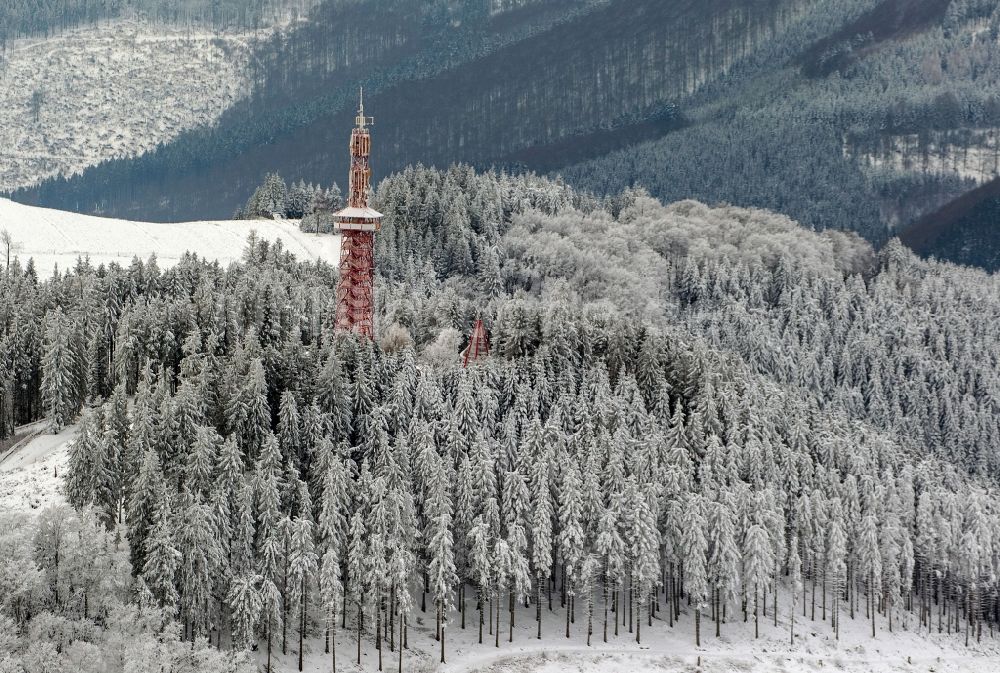 Olsberg von oben - Winter Landschaft der mit Schnee bedeckten Aussichtsturm / Stueppel - Turm bei Olsberg im Bundesland Nordrhein-Westfalen NRW