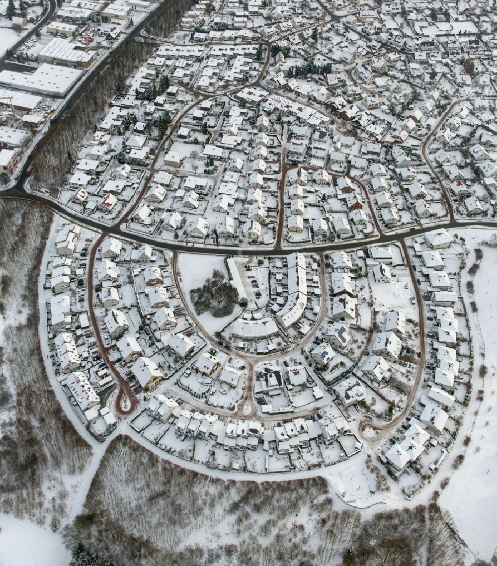 Arnsberg OT Bergheim von oben - Winter Landschaft des mit Schnee bedeckten Einfamilienhaus- Siedlung des Wohngebietes am Anton-Schade-Weg. im Ortsteil Bergheim von Arnsberg im Bundesland Nordrhein-Westfalen NRW