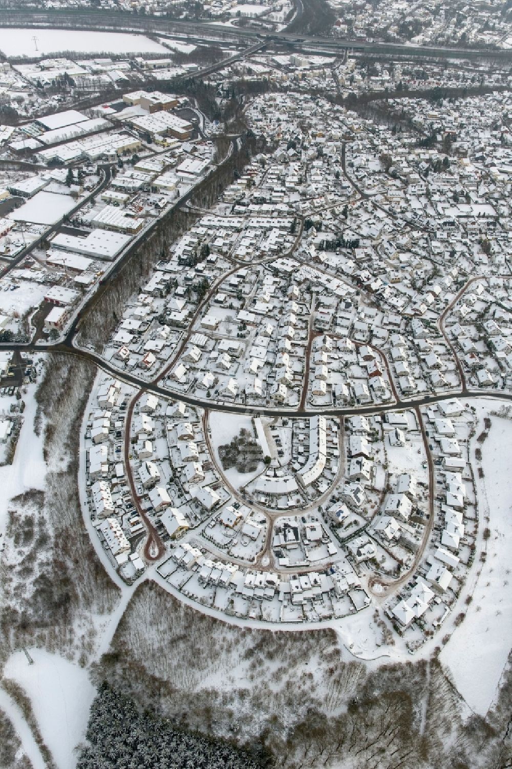 Arnsberg OT Bergheim aus der Vogelperspektive: Winter Landschaft des mit Schnee bedeckten Einfamilienhaus- Siedlung des Wohngebietes am Anton-Schade-Weg. im Ortsteil Bergheim von Arnsberg im Bundesland Nordrhein-Westfalen NRW