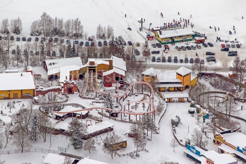 Olsberg von oben - Winter - Landschaft der mit Schnee bedeckten Freizeitpark / Erlebnisspark Fort Fun bei Olsberg im Bundesland Nordrhein-Westfalen NRW