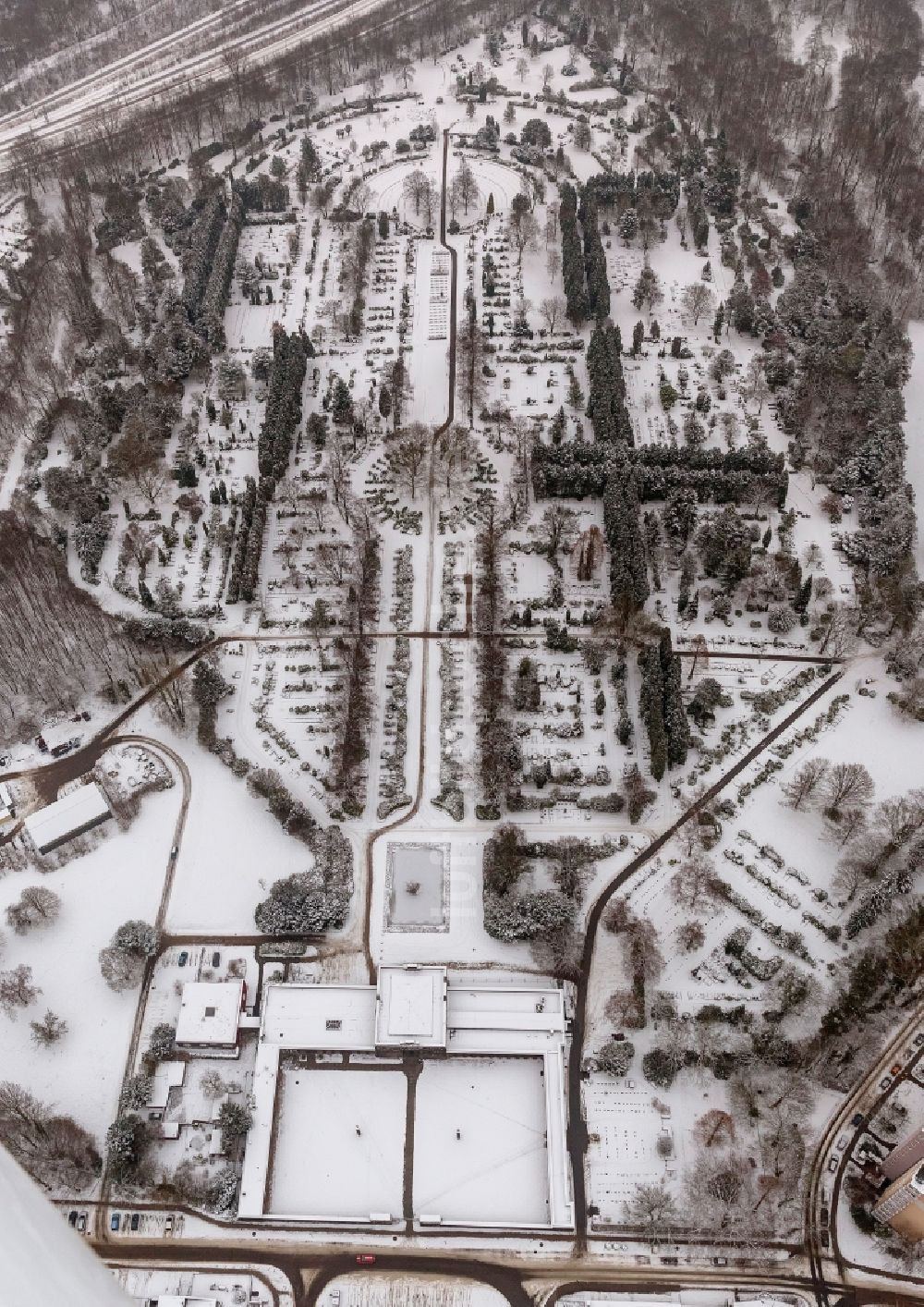 Luftaufnahme Essen - Winter - Landschaft des mit Schnee bedeckten Friedhof / Parkfriedhof in Essen in Nordrhein-Westfalen