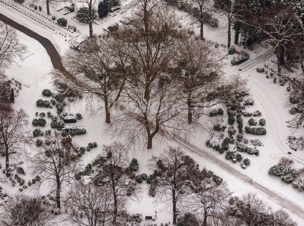 Luftbild Essen - Winter - Landschaft des mit Schnee bedeckten Friedhof / Parkfriedhof in Essen in Nordrhein-Westfalen