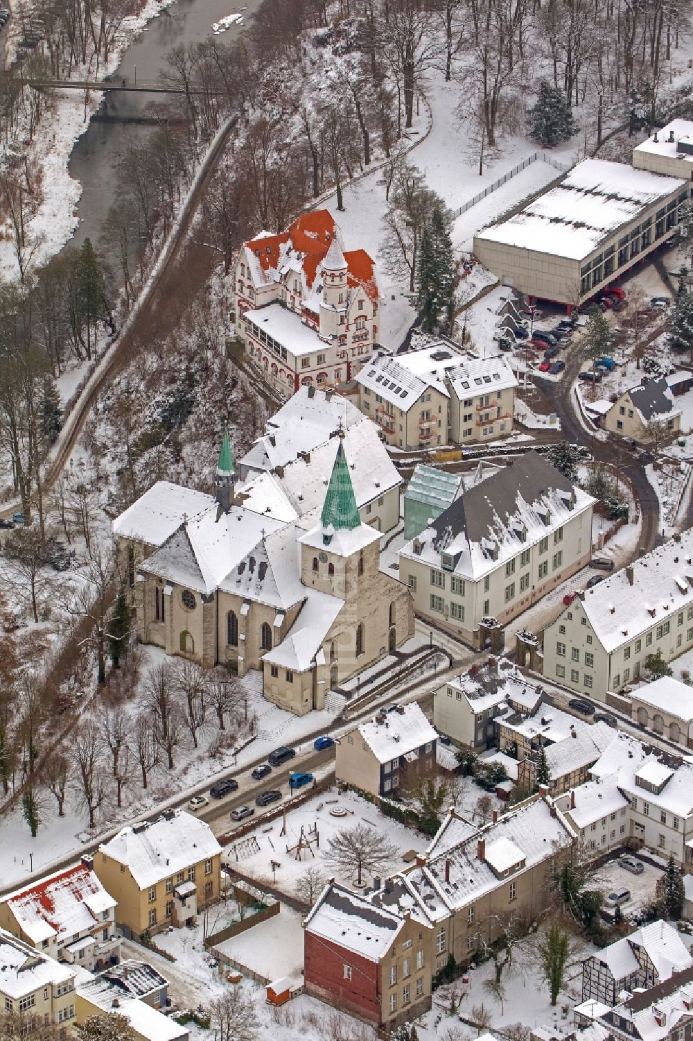 Arnsberg OT Wedinghausen aus der Vogelperspektive: Winter Landschaft des mit Schnee bedeckten Gebäudes des Kloster Wedinghausen in Arnsberg im Bundesland Nordrhein-Westfalen NRW