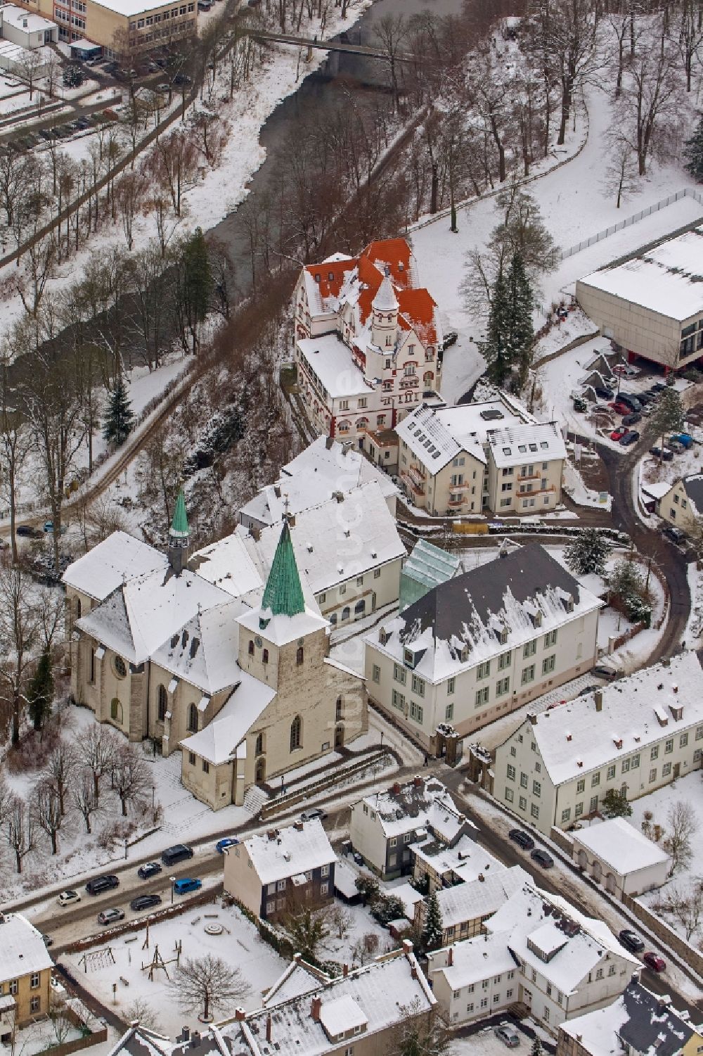 Luftbild Arnsberg OT Wedinghausen - Winter Landschaft des mit Schnee bedeckten Gebäudes des Kloster Wedinghausen in Arnsberg im Bundesland Nordrhein-Westfalen NRW