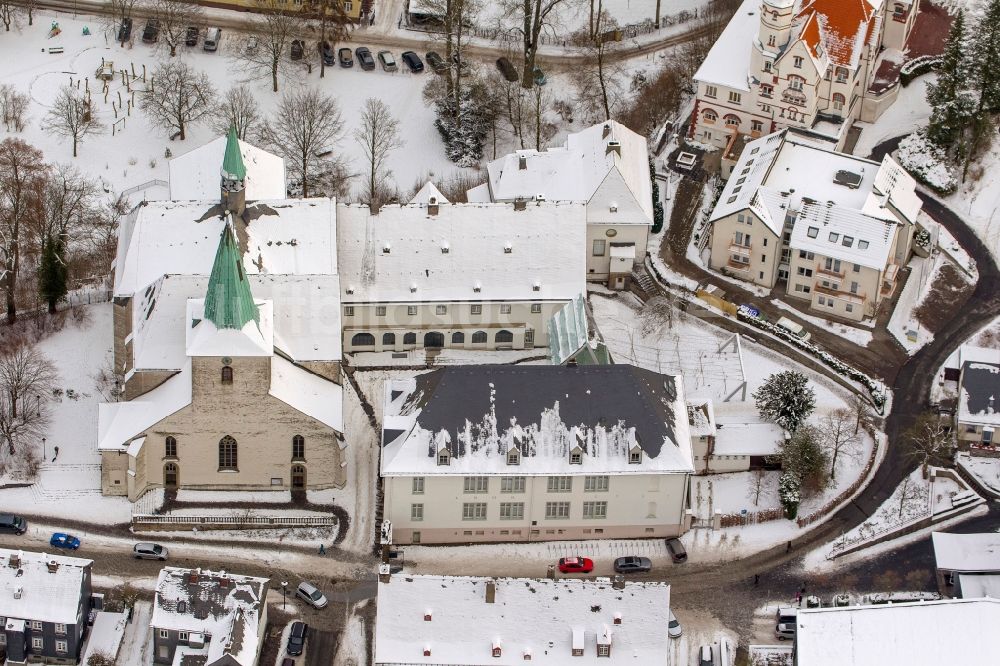 Luftaufnahme Arnsberg OT Wedinghausen - Winter Landschaft des mit Schnee bedeckten Gebäudes des Kloster Wedinghausen in Arnsberg im Bundesland Nordrhein-Westfalen NRW