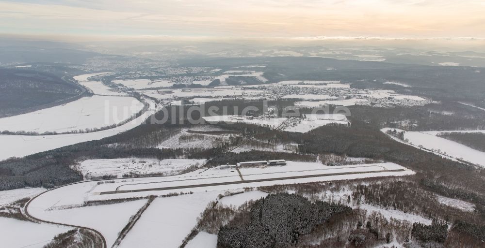 Arnsberg aus der Vogelperspektive: Winter - Landschaft vom mit Schnee bedeckten Gelände des Flugplatz Arnsberg Menden in Nordrhein-Westfalen