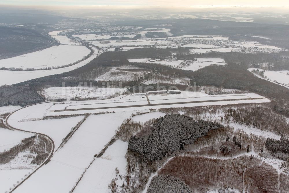 Luftbild Arnsberg - Winter - Landschaft vom mit Schnee bedeckten Gelände des Flugplatz Arnsberg Menden in Nordrhein-Westfalen