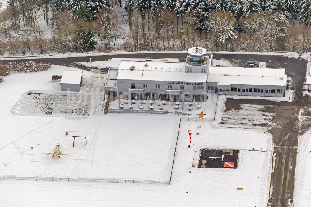 Luftaufnahme Arnsberg - Winter - Landschaft vom mit Schnee bedeckten Gelände des Flugplatz Arnsberg Menden in Nordrhein-Westfalen