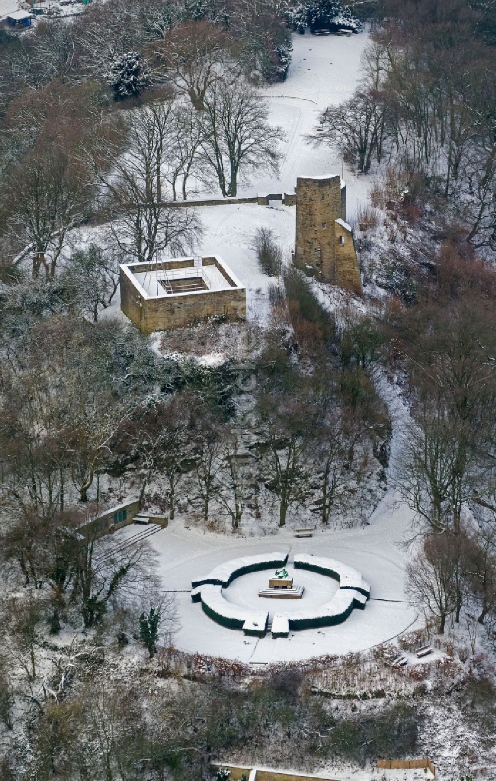 Luftaufnahme Wetter ( Ruhr) OT Volmarstein - Winter - Landschaft vom mit Schnee bedeckten Gelände der Ruine Burg Volmarstein in Wetter in Nordrhein-Westfalen NRW