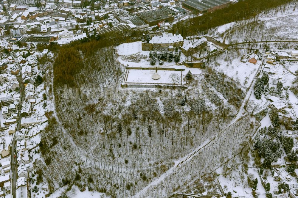 Hagen von oben - Winter - Landschaft vom mit Schnee bedeckten Gelände des Schloss Hohenlimburg in Hagen in Nordrhein-Westfalen