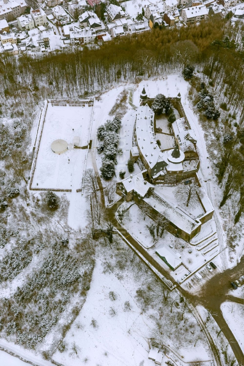 Luftbild Hagen - Winter - Landschaft vom mit Schnee bedeckten Gelände des Schloss Hohenlimburg in Hagen in Nordrhein-Westfalen