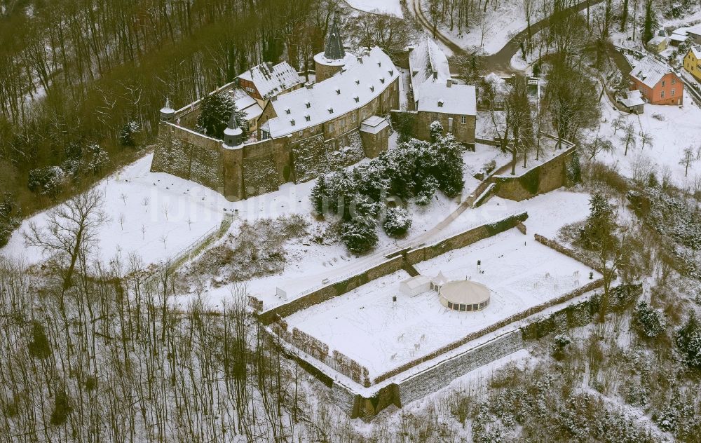 Luftaufnahme Hagen - Winter - Landschaft vom mit Schnee bedeckten Gelände des Schloss Hohenlimburg in Hagen in Nordrhein-Westfalen