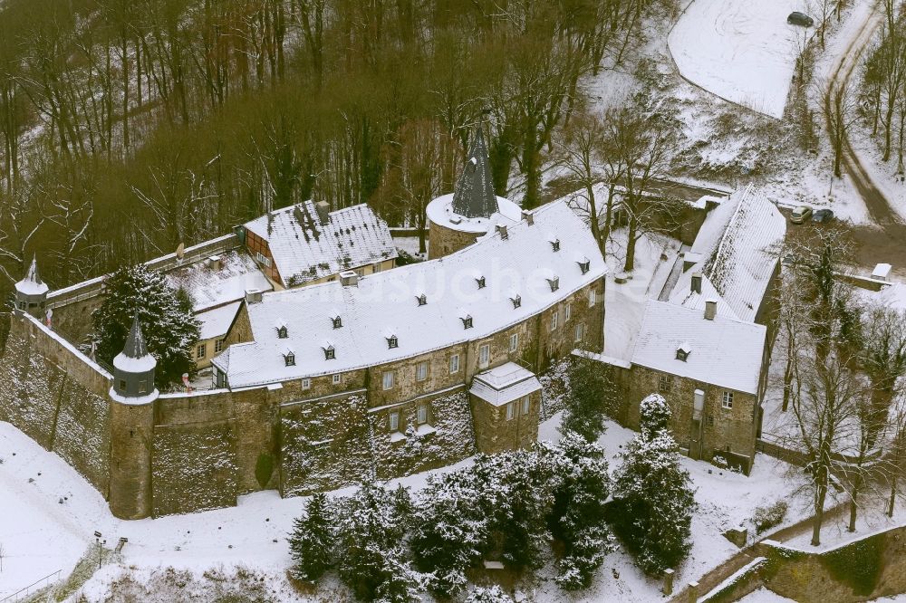 Hagen von oben - Winter - Landschaft vom mit Schnee bedeckten Gelände des Schloss Hohenlimburg in Hagen in Nordrhein-Westfalen