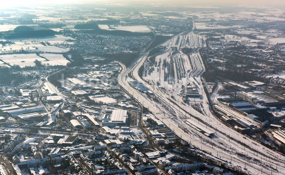 Hamm aus der Vogelperspektive: Winter - Landschaft des mit Schnee bedeckten Gleisanlagen des Güterbahnhof / Rangierbahnhof der Deutschen Bahn in Hamm in Nordrhein-Westfalen