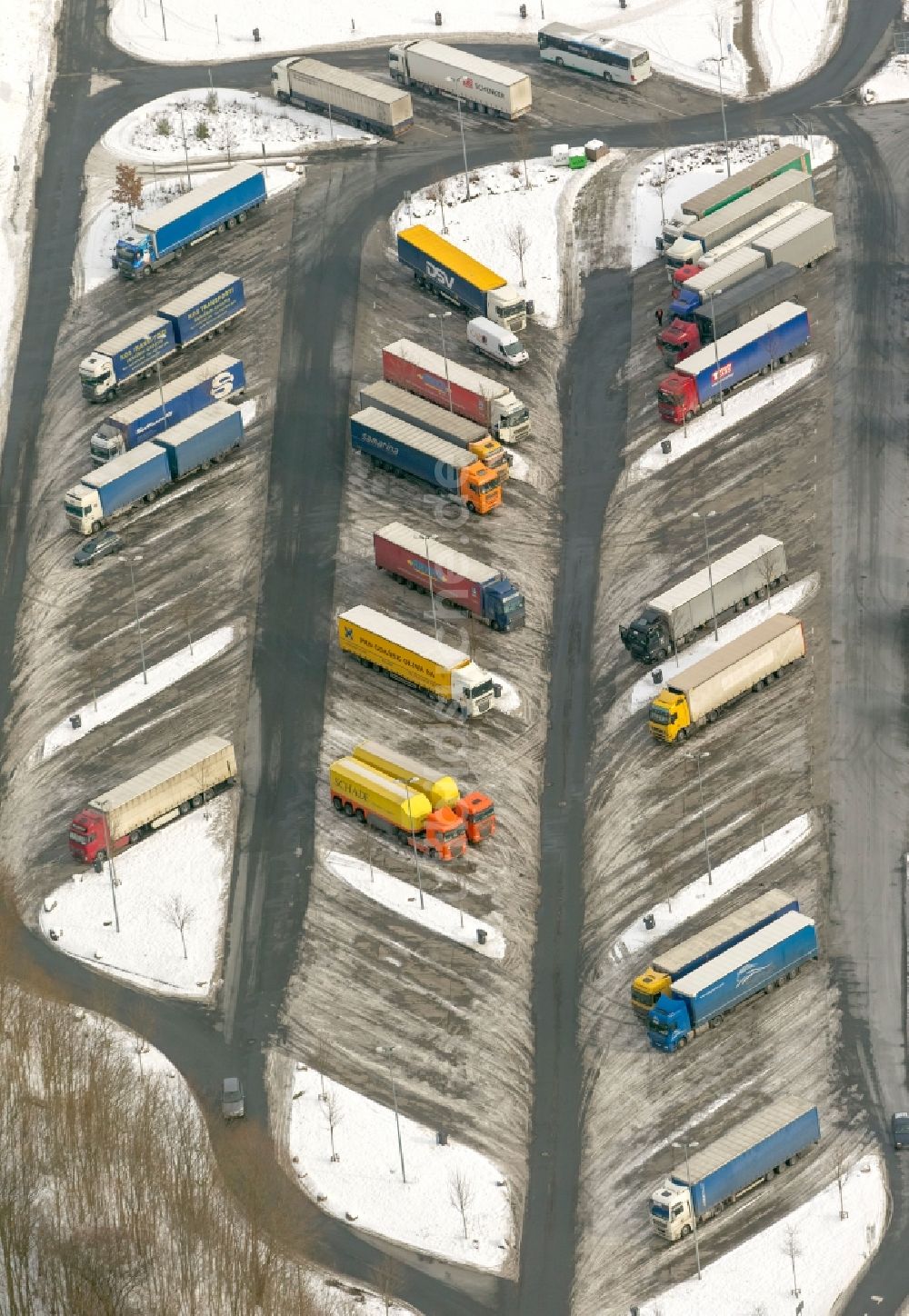 Hamm von oben - Winter - Landschaft des mit Schnee bedeckten LKW- Parkplatz an der Raststätte Hamm, einem gern für Lenkzeiten - Pausen im Güterverkehr genutzten Rastplatz in Hamm in Nordrhein-Westfalen