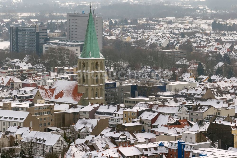 Hamm von oben - Winter - Landschaft des mit Schnee bedeckten Stadtzentrums mit der Pauluskirche in Hamm in Nordrhein-Westfalen