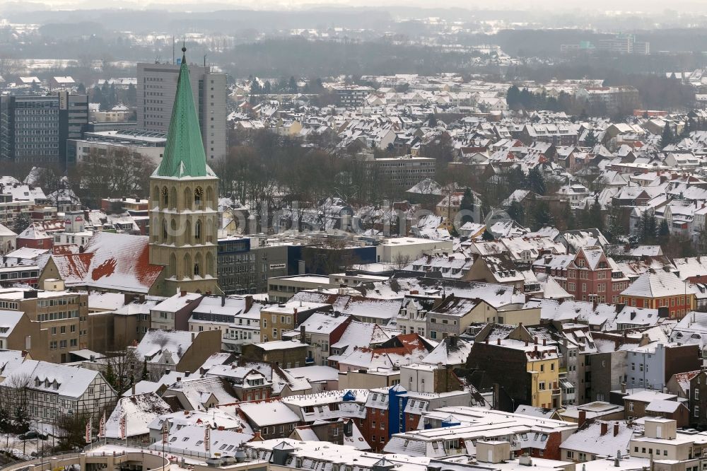 Hamm aus der Vogelperspektive: Winter - Landschaft des mit Schnee bedeckten Stadtzentrums mit der Pauluskirche in Hamm in Nordrhein-Westfalen